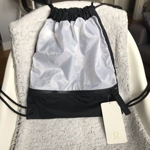 lululemon athletica - Go Lightly B&W Cinch Bag